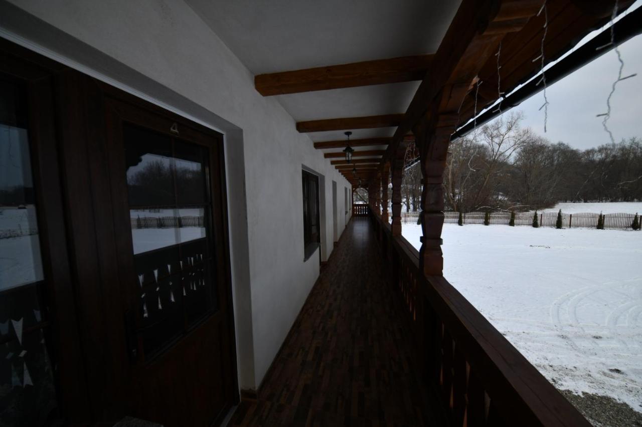 Conacul Cosaului Hotel Feresti Bagian luar foto