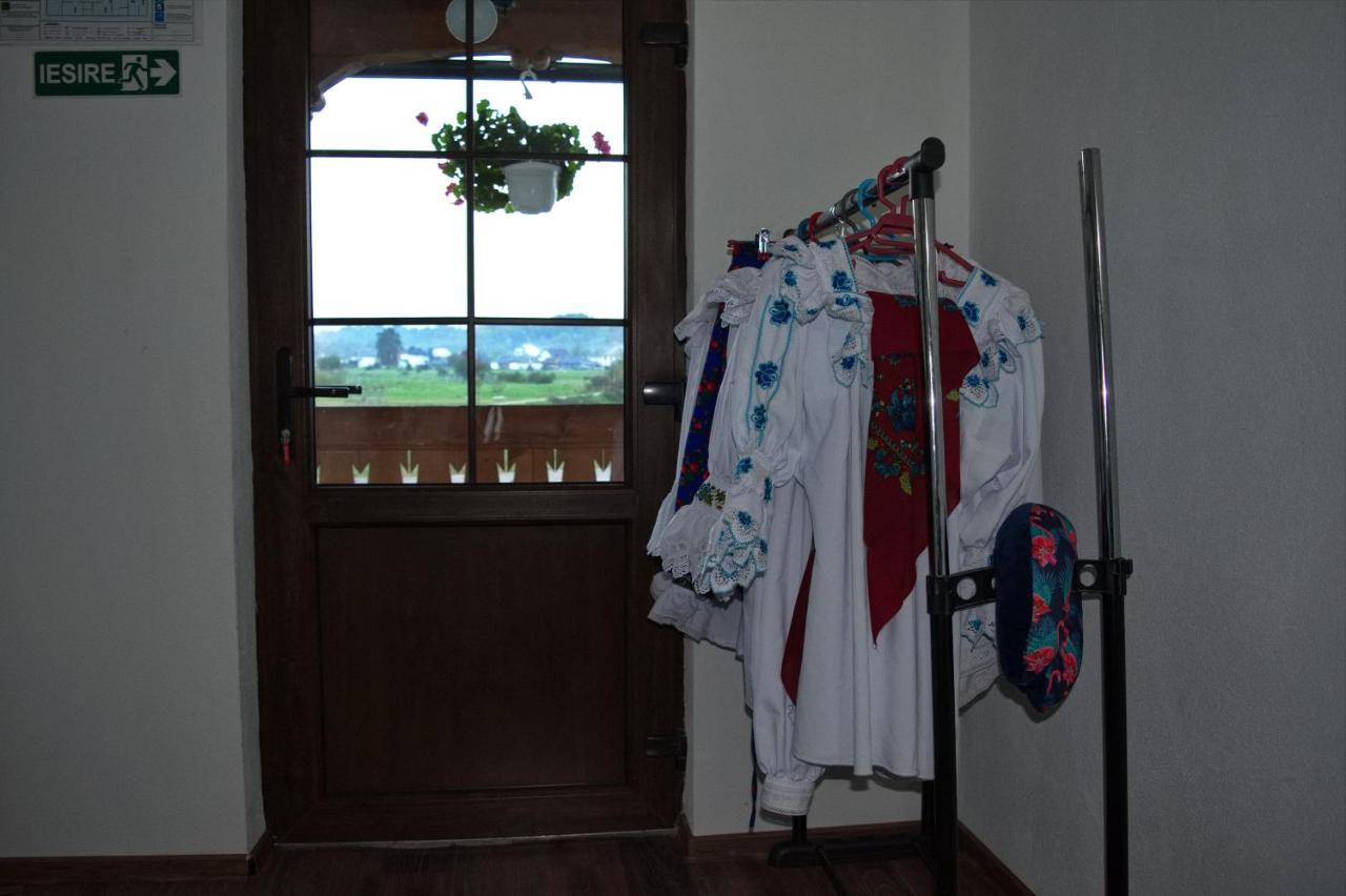 Conacul Cosaului Hotel Feresti Bagian luar foto
