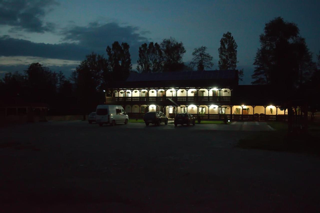 Conacul Cosaului Hotel Feresti Bagian luar foto