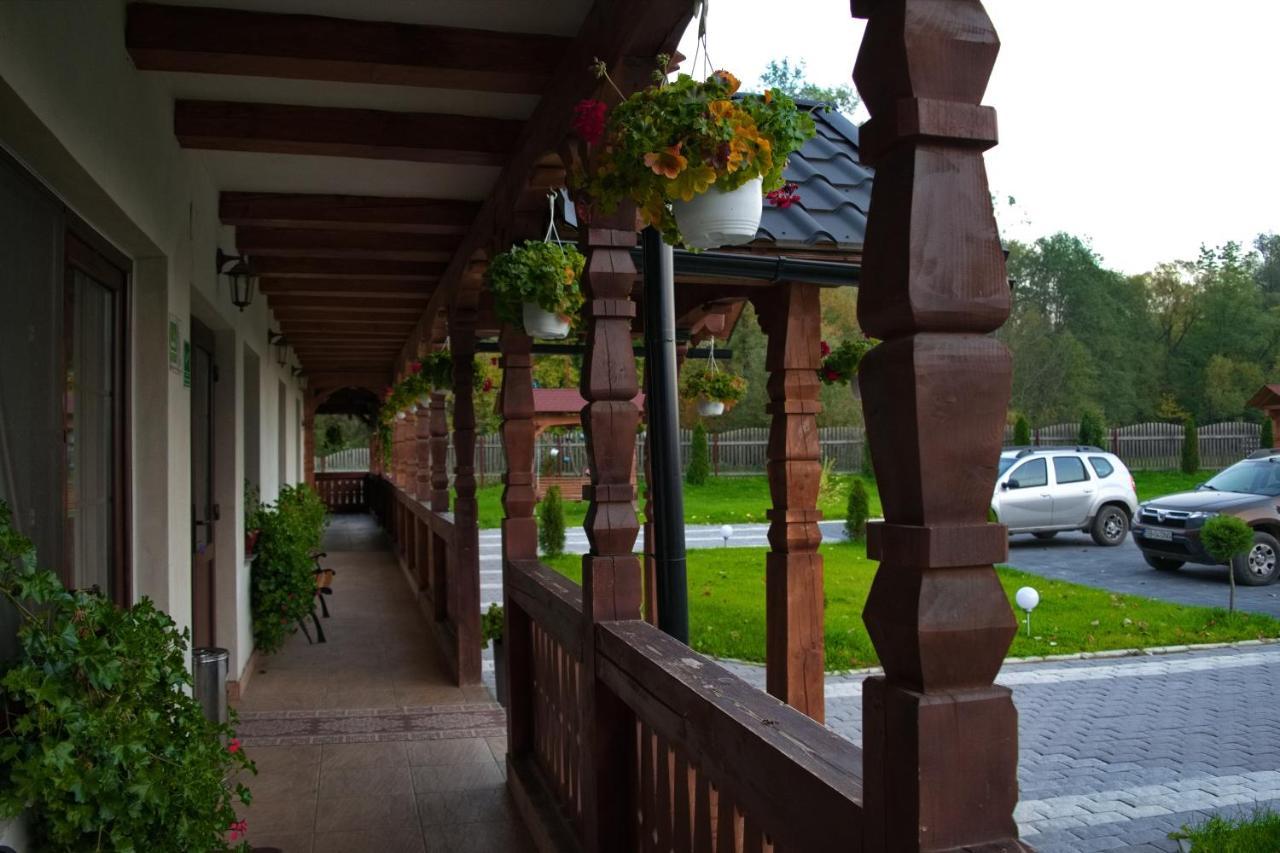 Conacul Cosaului Hotel Feresti Bagian luar foto