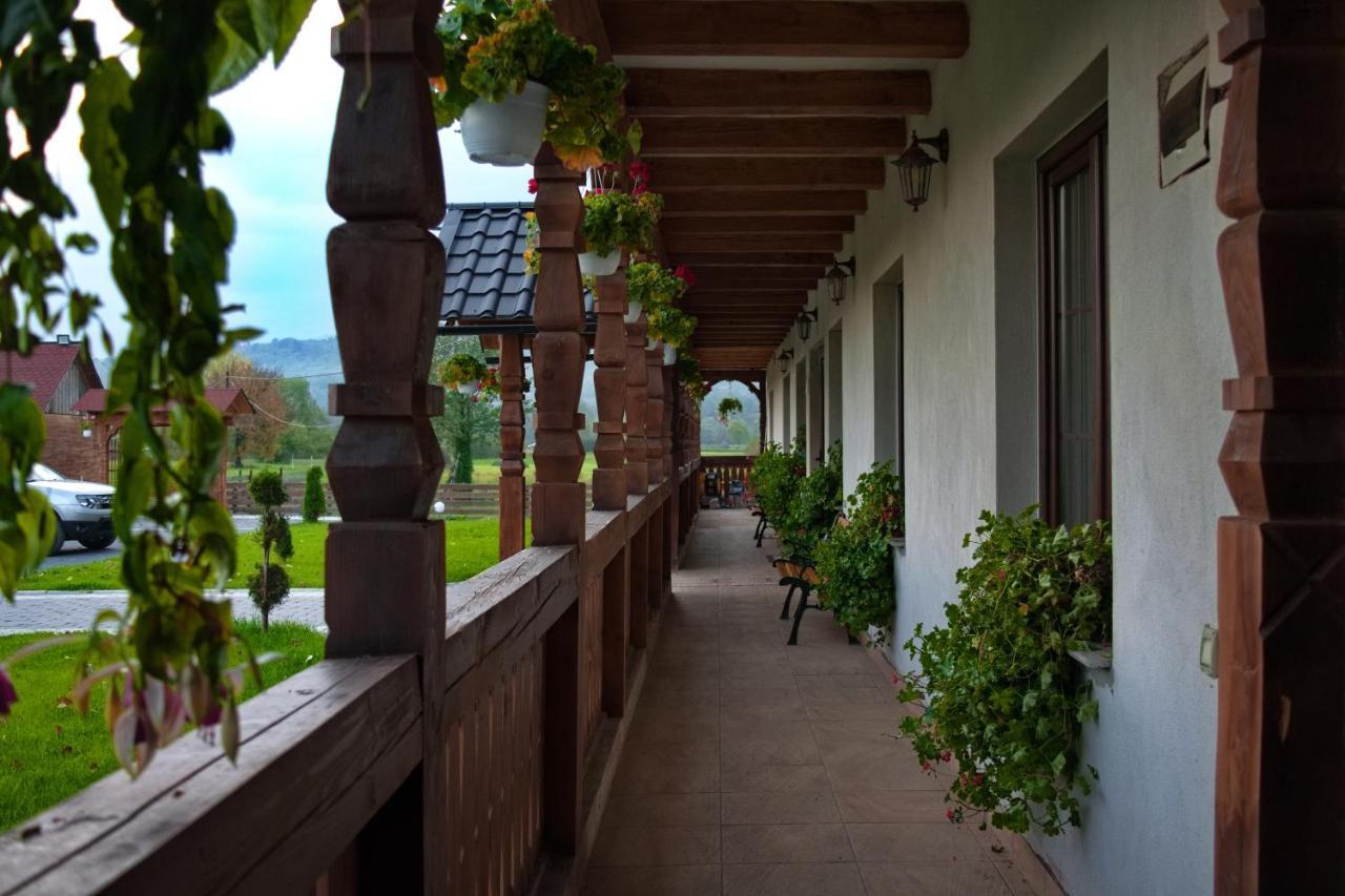 Conacul Cosaului Hotel Feresti Bagian luar foto